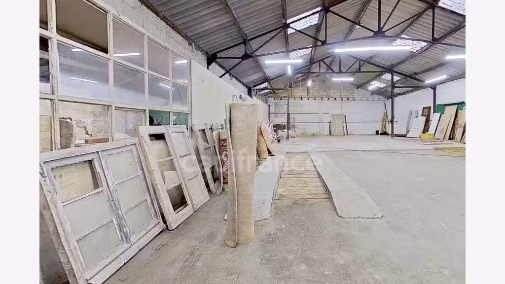 A louer local professionnel 420m² à Carhaix