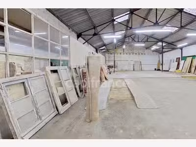A louer local professionnel 420m² à Carhaix
