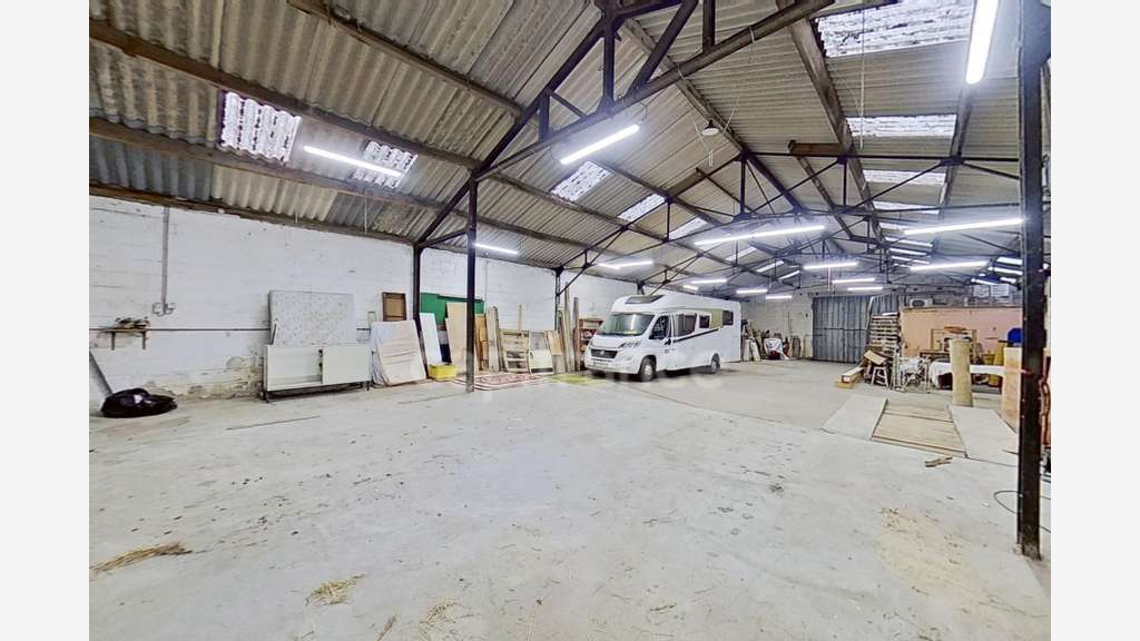 A louer local professionnel 420m² à Carhaix