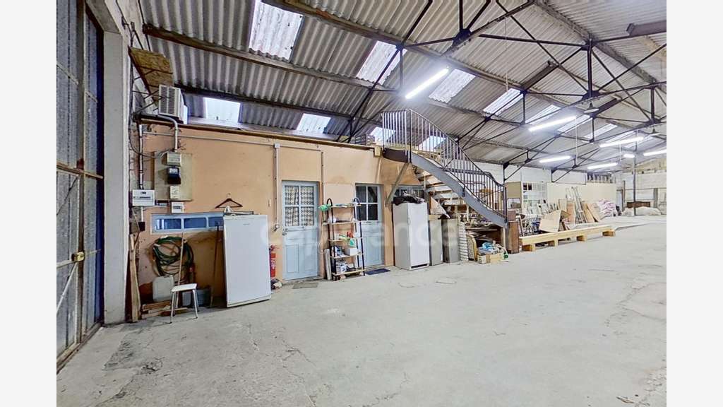 A louer local professionnel 420m² à Carhaix
