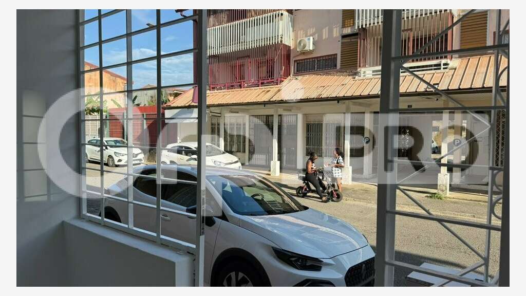 A louer local commercial de 33m² en RDC à Cayenne