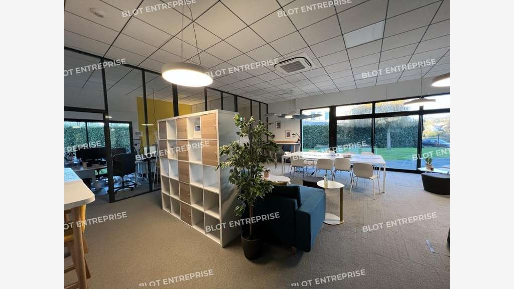 A louer bureaux de 317m² à Cesson Sevigné