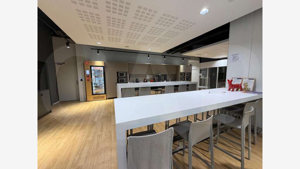 Bureaux aménagés cloisonnés ERP5 Via Silva Cesson