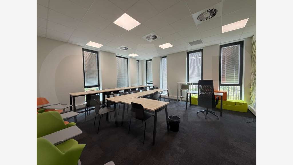 Bureaux aménagés cloisonnés ERP5 Via Silva Cesson