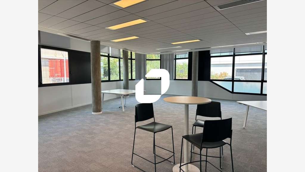 A louer Bureaux 243m² Champagne au mont d'or