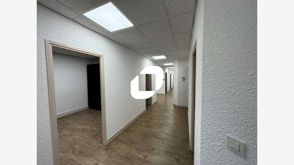 A louer Bureaux 154m² Charbonnieres les bains