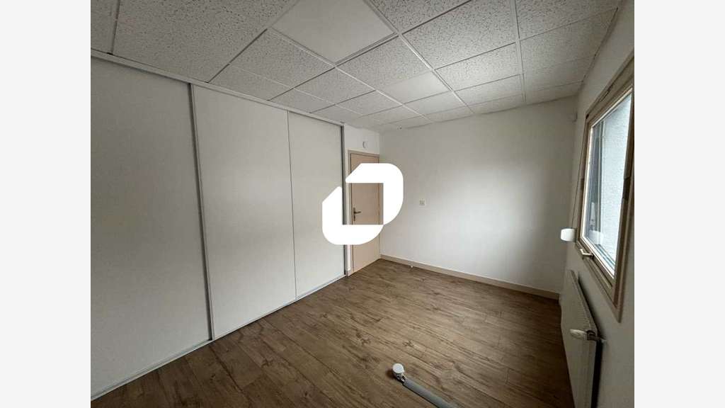 A louer Bureaux 154m² Charbonnieres les bains