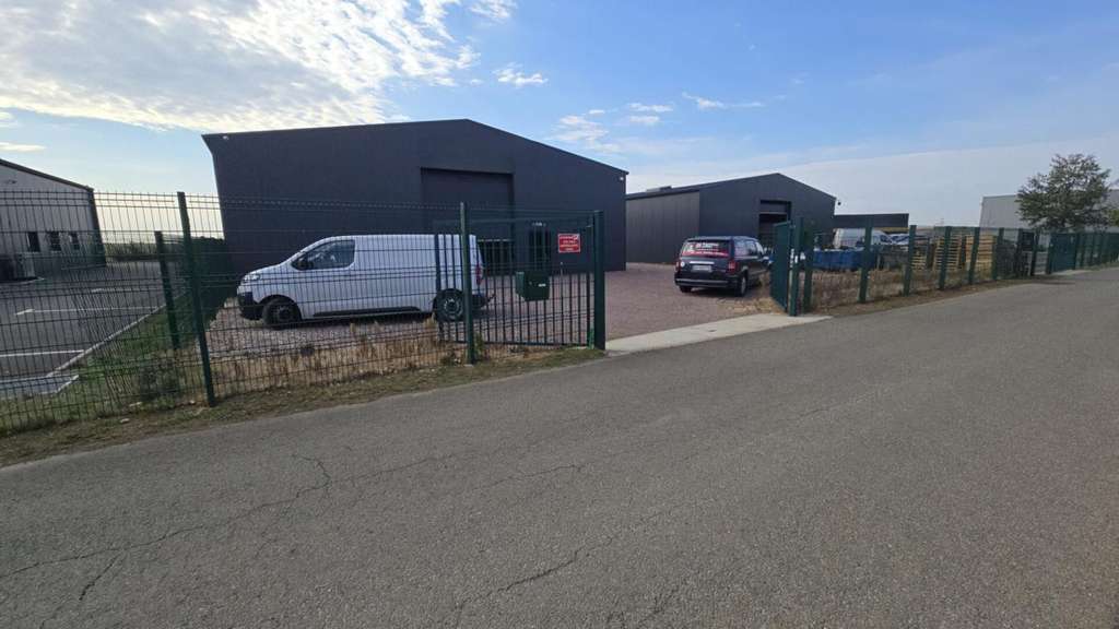 28500 CHERISY - Local d'activité 400 m2-Parcelle 