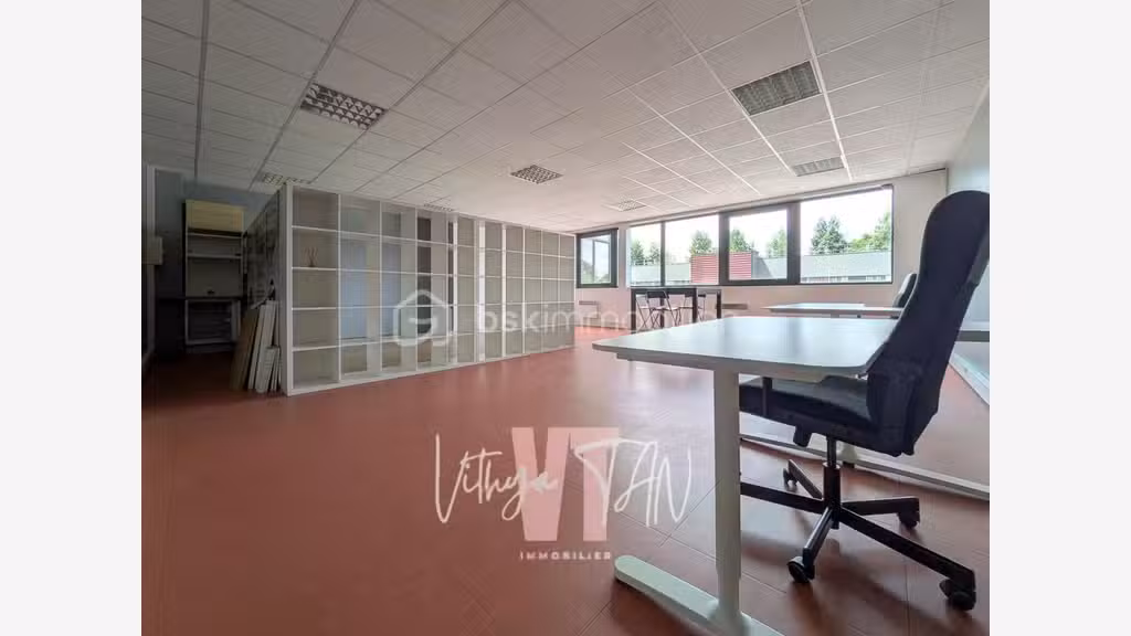Loue bureaux local commercial de 59m² à Chessy