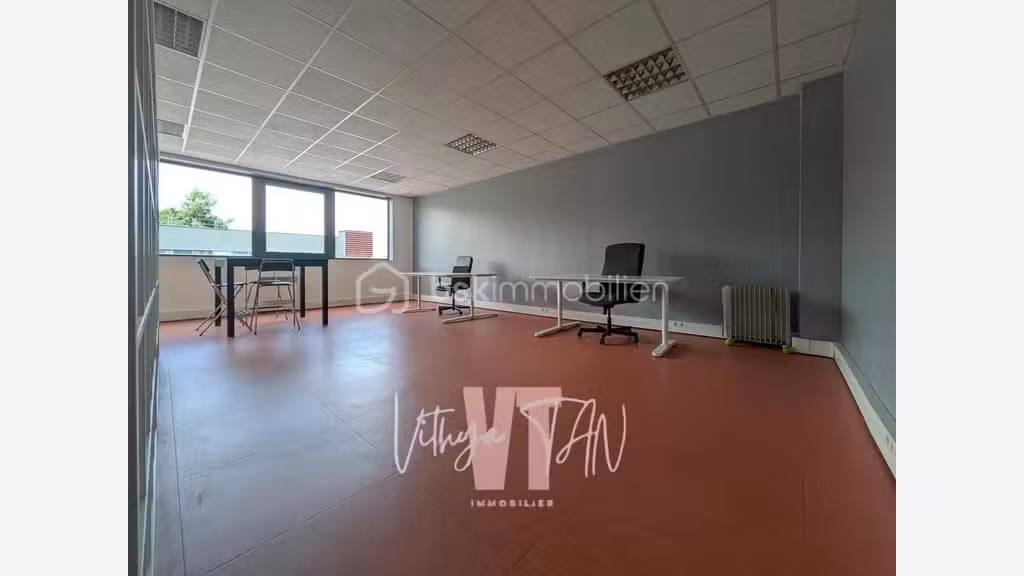 Loue bureaux local commercial de 59m² à Chessy