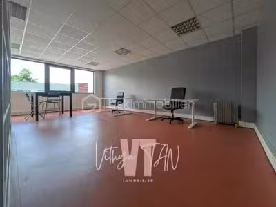 Loue bureaux local commercial de 59m² à Chessy