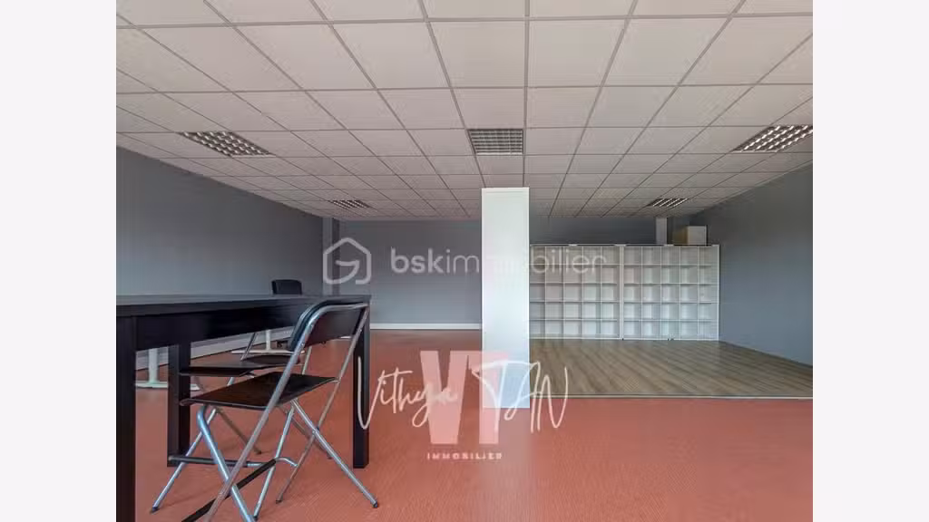 Loue bureaux local commercial de 59m² à Chessy