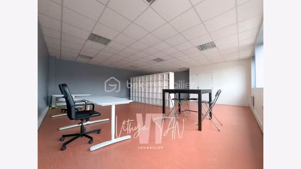 Loue bureaux local commercial de 59m² à Chessy