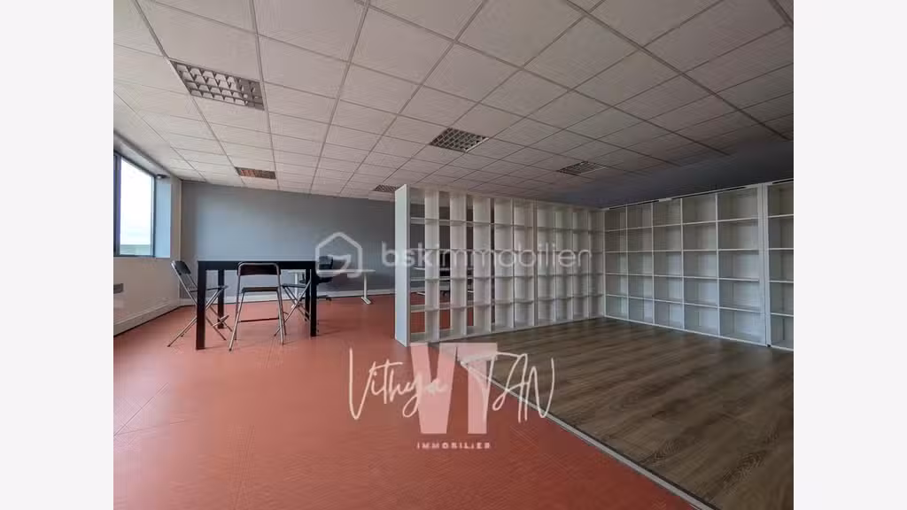 Loue bureaux local commercial de 59m² à Chessy