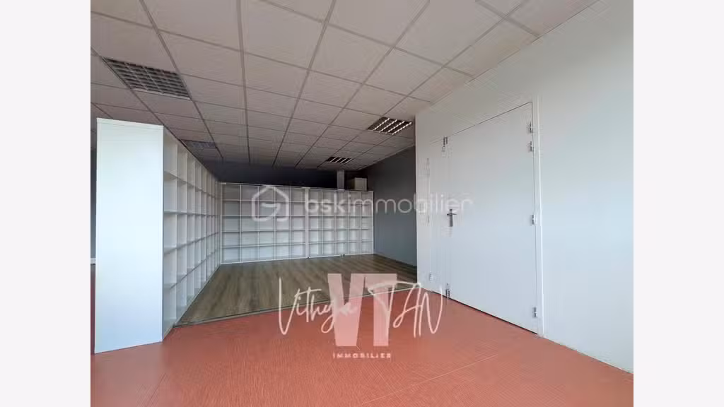 Loue bureaux local commercial de 59m² à Chessy