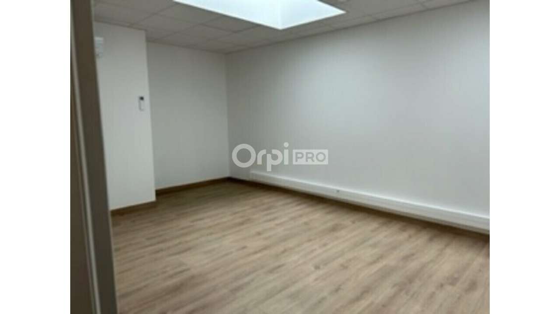 A louer bureaux coworking  20m² R+1 à Civrieux