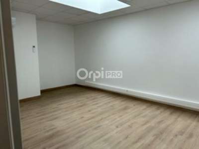 A louer bureaux coworking  20m² R+1 à Civrieux