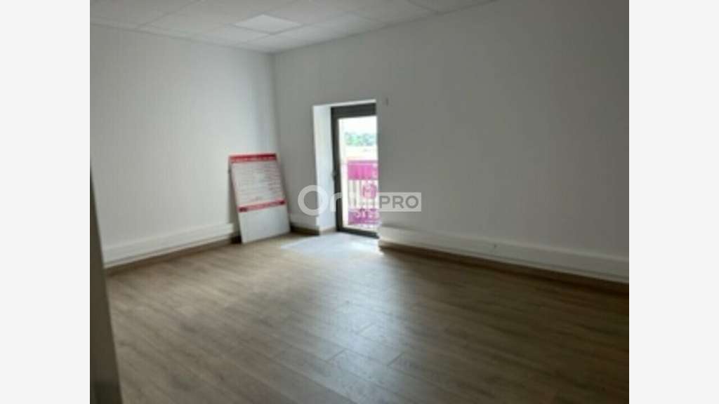 A louer bureaux coworking  20m² R+1 à Civrieux