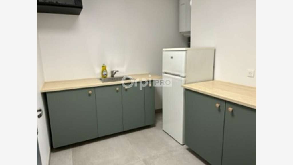 A louer bureaux coworking  20m² R+1 à Civrieux