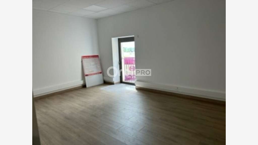 A louer bureaux coworking  20m² R+1 à Civrieux