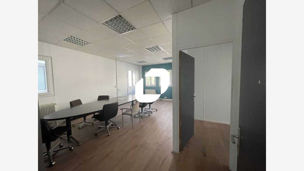 A louer Bureaux 1373m² Clamart