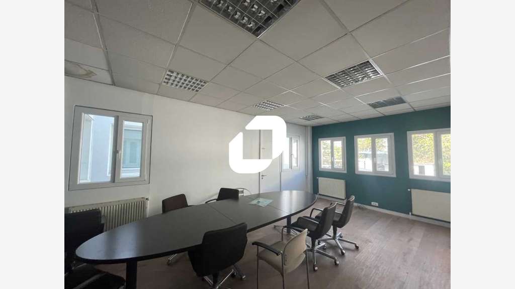 A louer Bureaux 1373m² Clamart