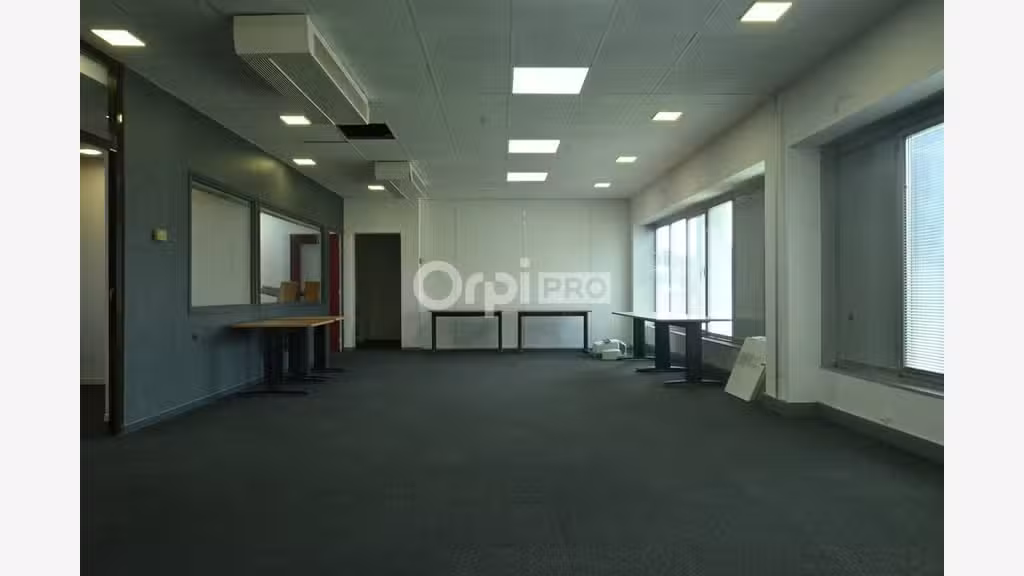 Bureaux de 120m² à 750m² à louer à Corbas
