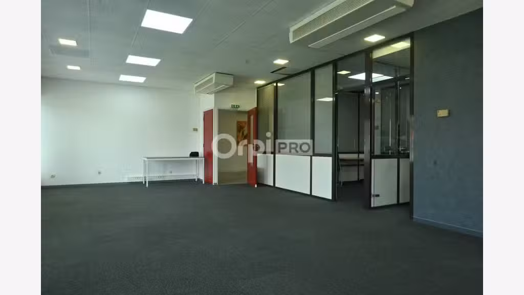 Bureaux de 120m² à 750m² à louer à Corbas