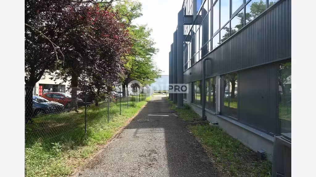 Bureaux de 120m² à 750m² à louer à Corbas