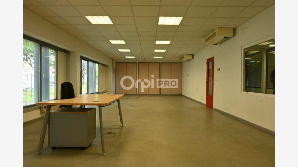 Bureaux de 120m² à 750m² à louer à Corbas