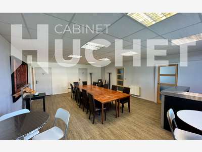 14. Caen sud - A Louer bureaux en R+1 de 440 m2, t