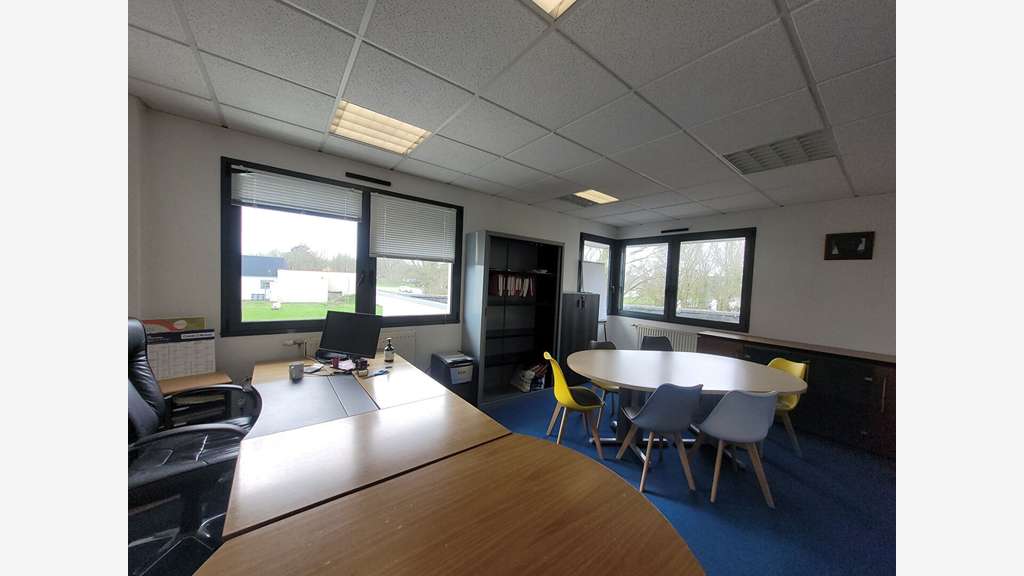 A LOUER - Cugand - Bureaux 500 m² + Garage 95 m²