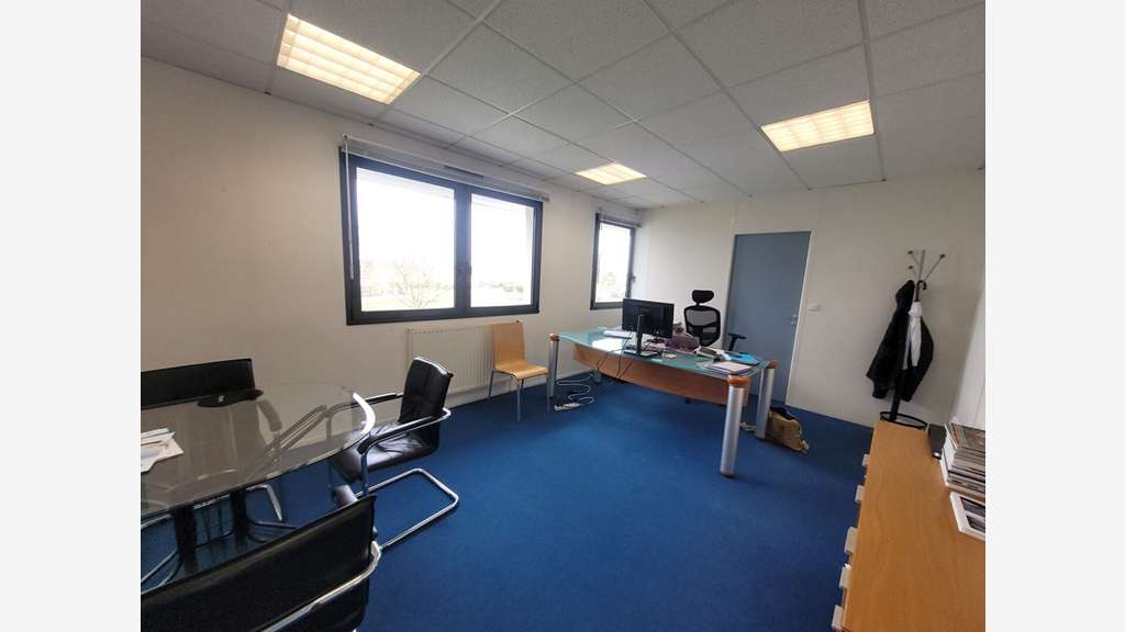 A LOUER - Cugand - Bureaux 500 m² + Garage 95 m²