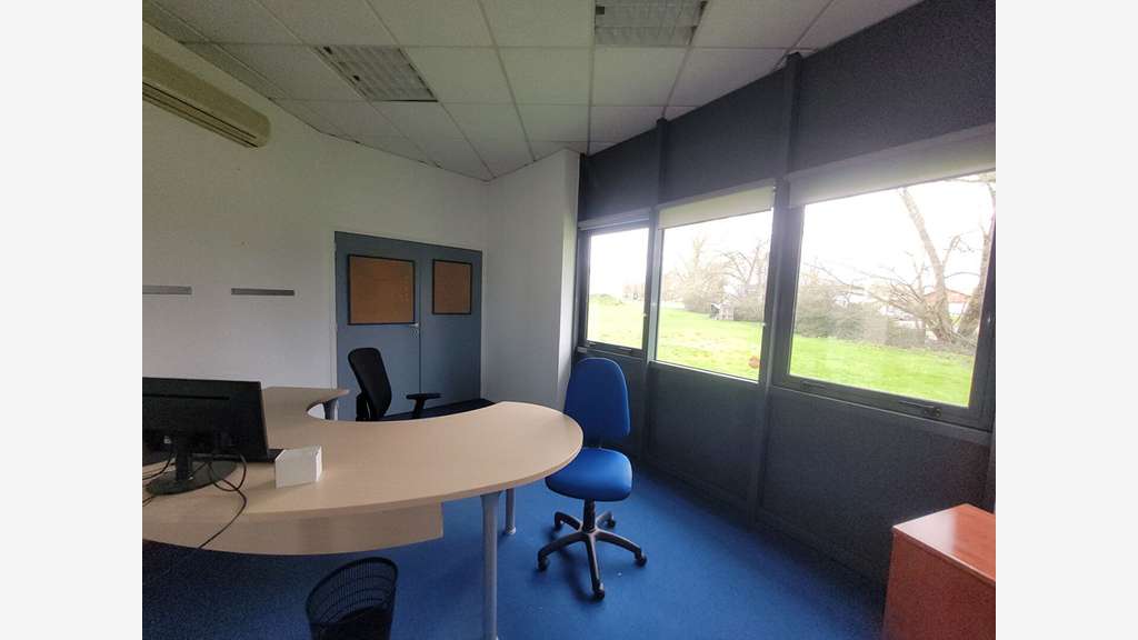 A LOUER - Cugand - Bureaux 500 m² + Garage 95 m²