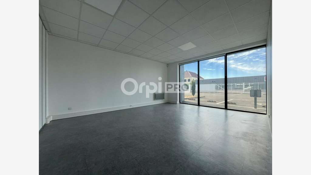 Bureau 110m² RDC à louer à Servon