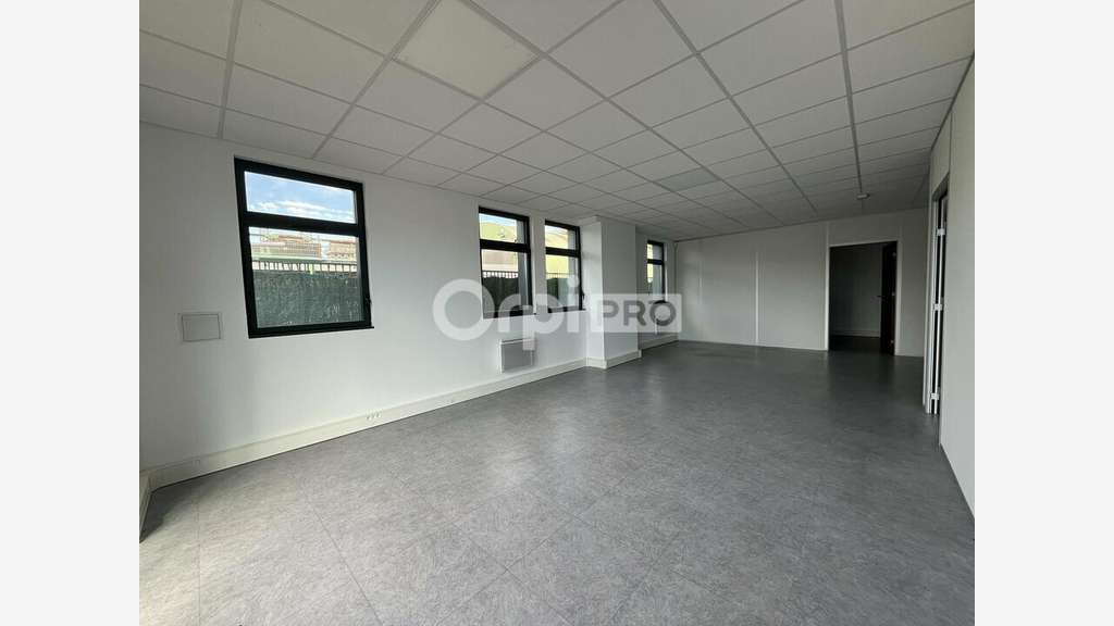 Bureau 110m² RDC à louer à Servon
