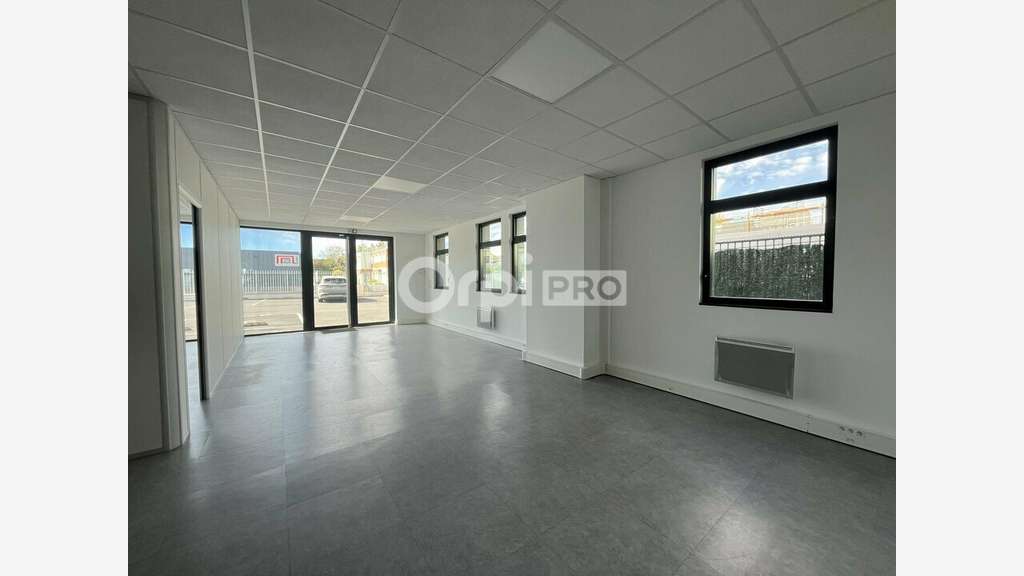 Bureau 110m² RDC à louer à Servon