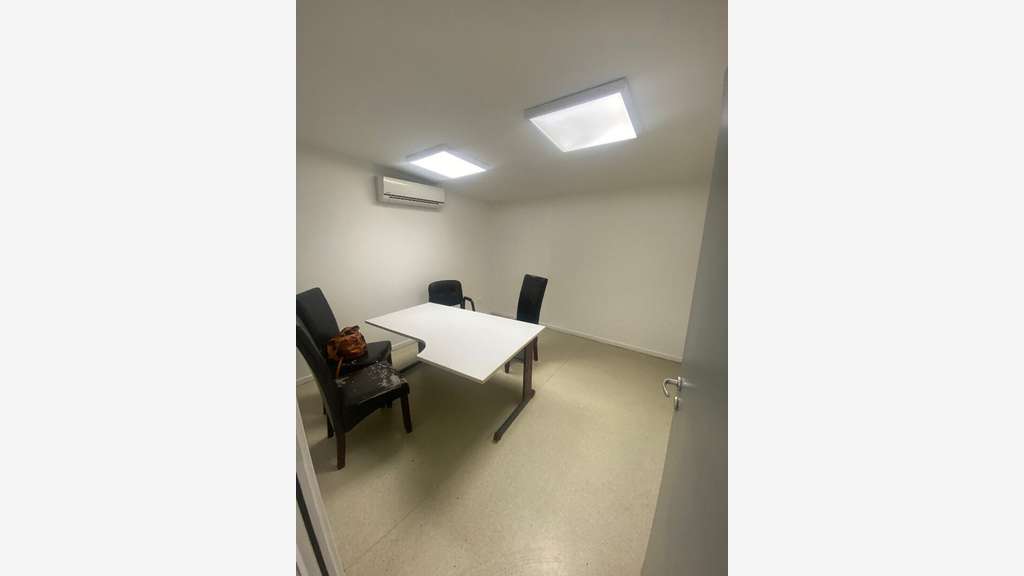A louer bureau de 11m² au 1er étage à Ducos