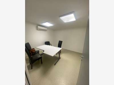 A louer bureau de 11m² au 1er étage à Ducos