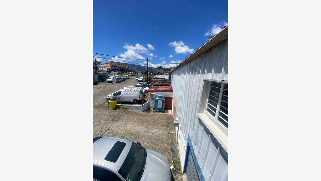 A louer bureau de 11m² au 1er étage à Ducos