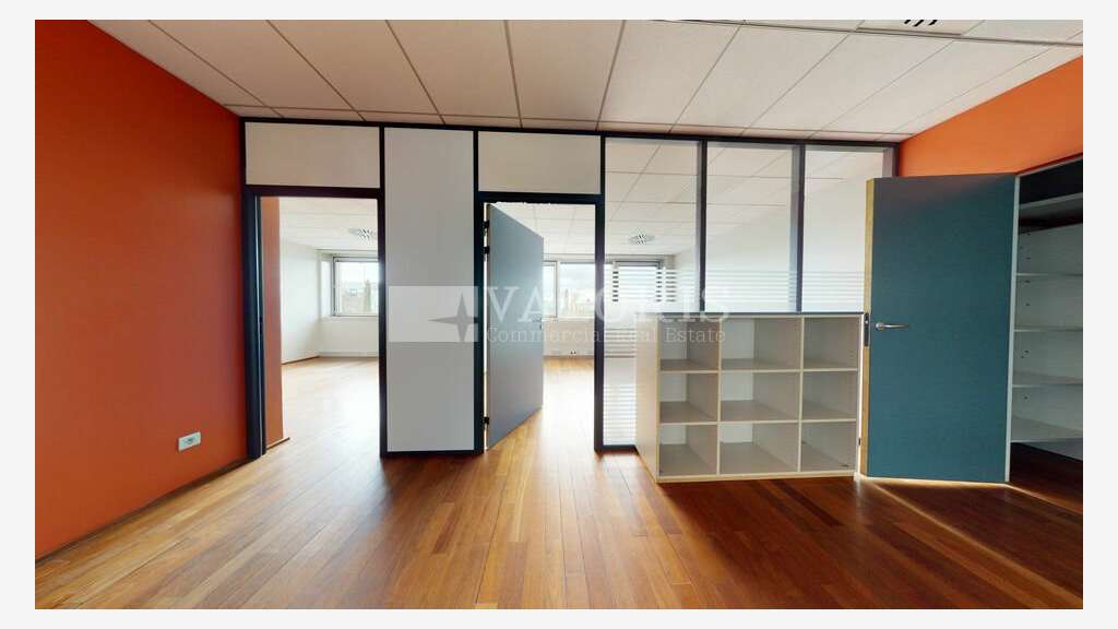 A louer bureaux de 267m² au 1er étage à Écully