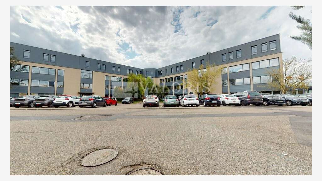 A louer bureaux de 267m² au 1er étage à Écully