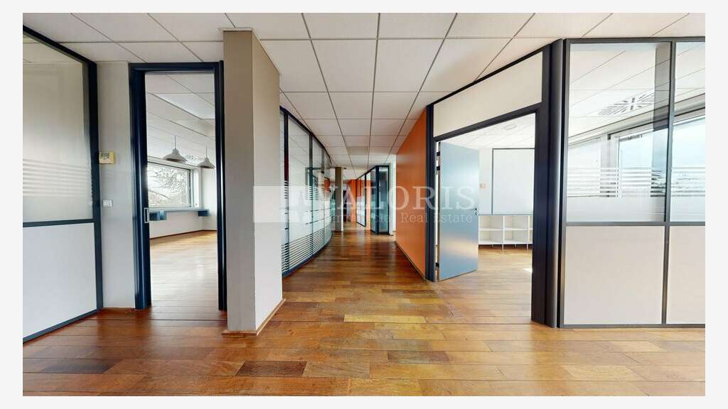 A louer bureaux de 267m² au 1er étage à Écully