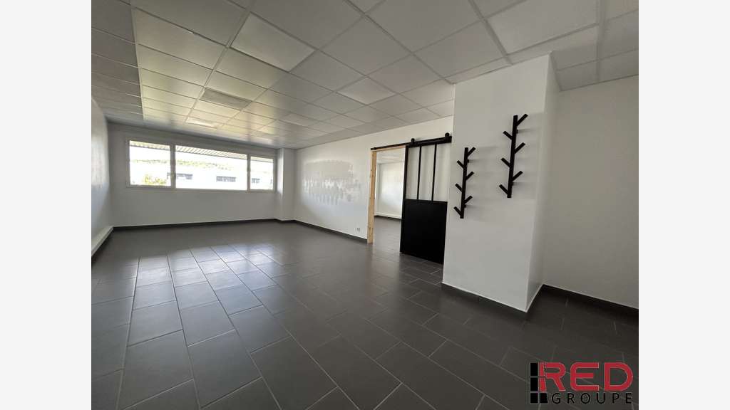 A louer bureaux lumineux de 50m² en R+1 Eguilles