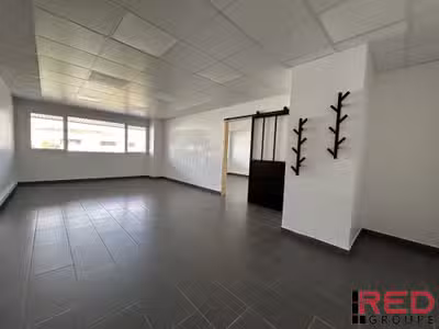 A louer bureaux lumineux de 50m² en R+1 Eguilles