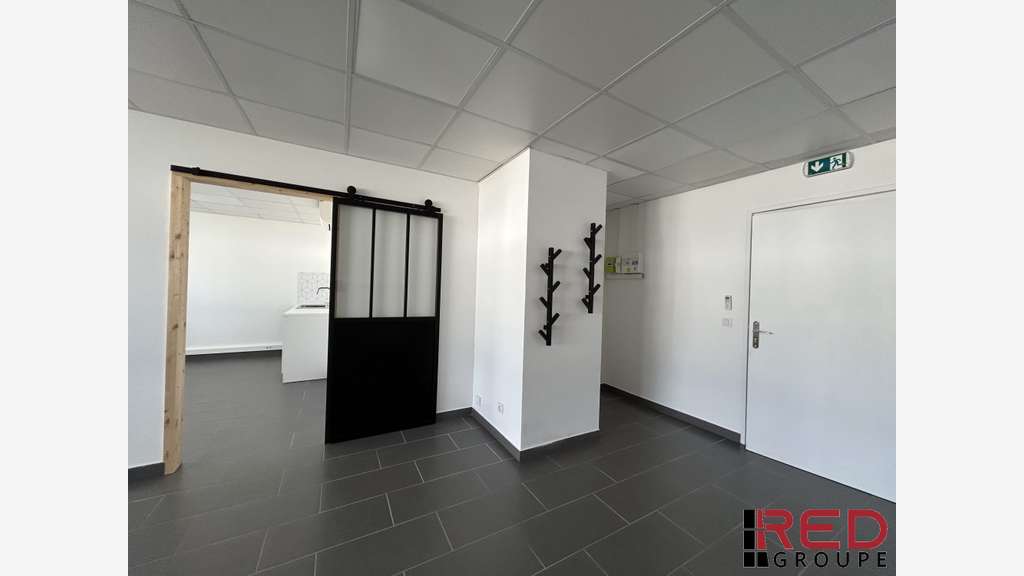 A louer bureaux lumineux de 50m² en R+1 Eguilles