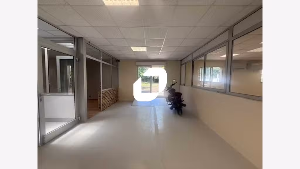 A louer Bureaux 400m² Eragny