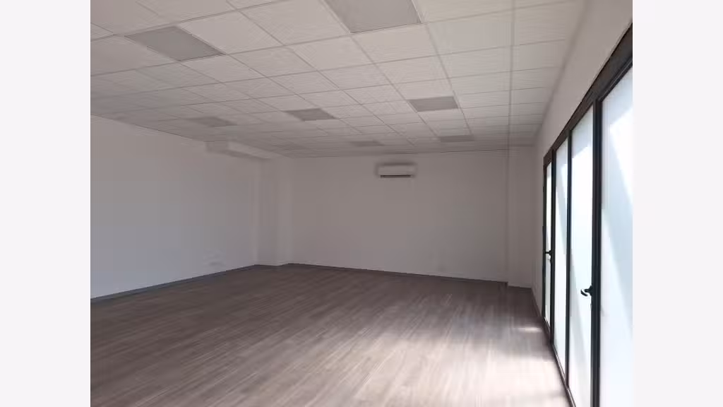 Bureaux 187m² à louer sortie immédiate A8 à Fréjus