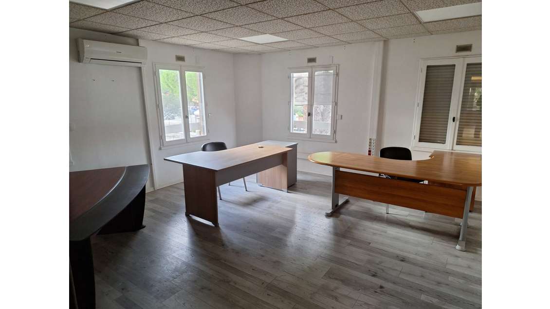 A louer bureau 110m² avenue très passante à Fréjus