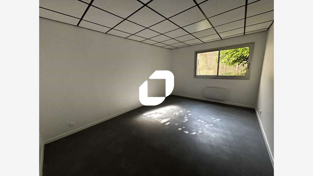 A louer Bureaux 123m² Grigny